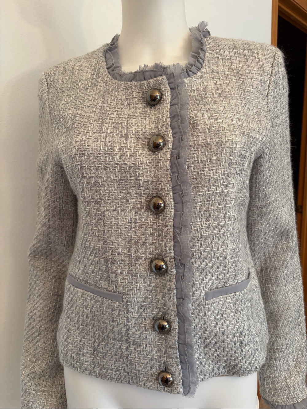 #760 mac & jac Light Gray Tweed Ruffle-Trim Jacket. Excellent Cond.